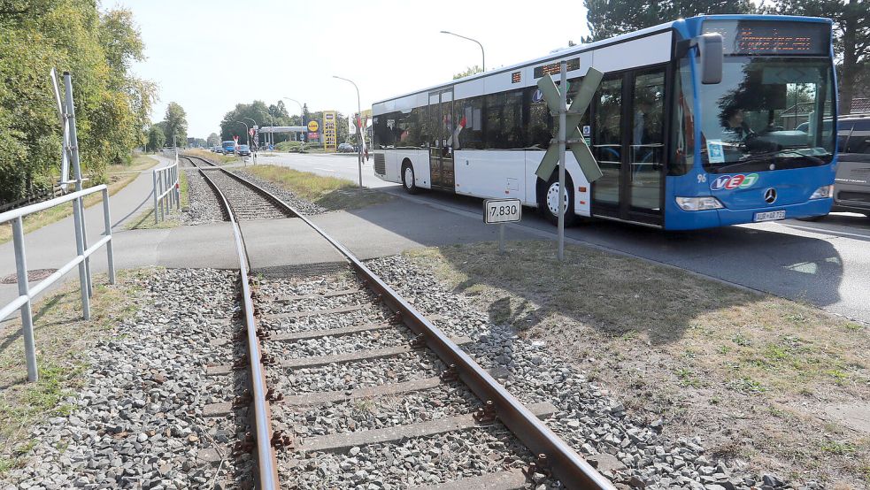 •Die Gleise der Bahnstrecke Aurich-Abelitz verlaufen mitten durch Moordorf. Foto: Romuald Banik