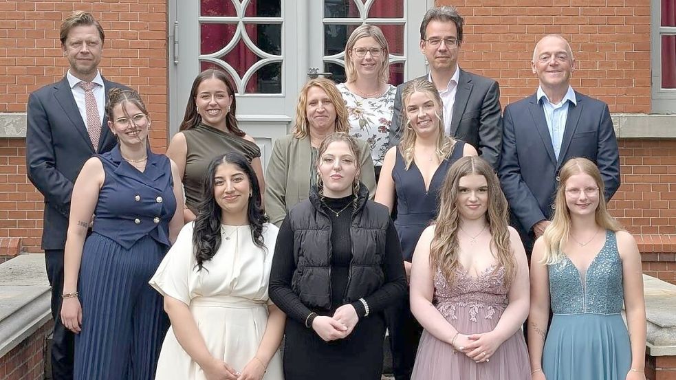 Die Absolventinnen mit Vertretern der Schule und aus der Praxis. Foto: privat