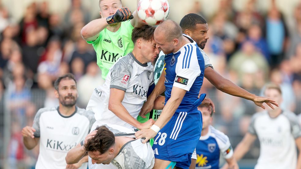 Vor dem Meppener Tor wurde es kaum gefährlich. In dieser Szene kann sich Innenverteidiger Jarno Janssen (Nummer 28) nicht durchsetzen. Foto: Jens Doden (Emden)