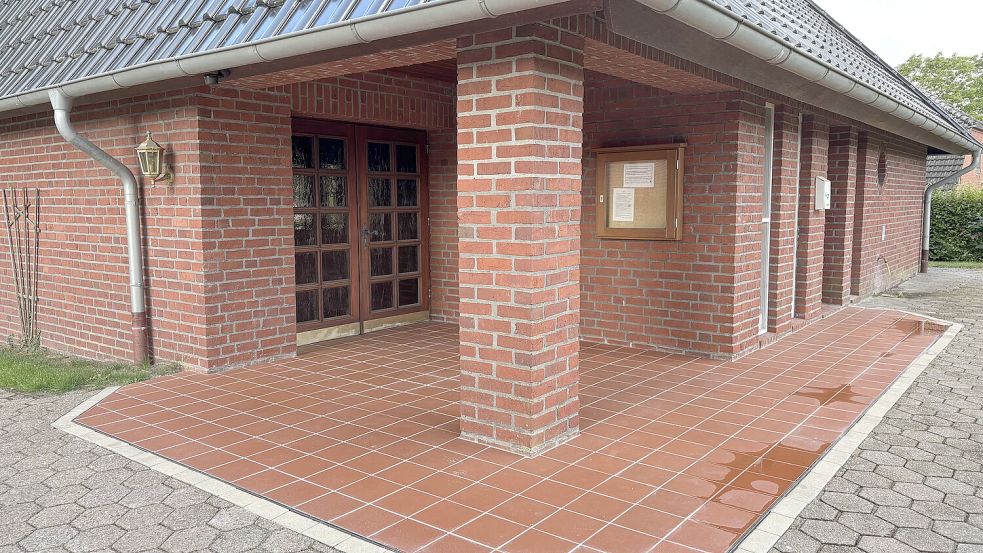 Der Eingangsbereich der Leichenhalle in Simonswolde ist erneuert worden. Foto: Imke Cirksena