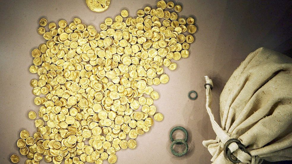 Der 3,7 Kilogramm schwere Kelten-Goldschatz wurde einst in einer Bodenvitrine im Museum in Manching ausgestellt. (Archivbild) Foto: Frank Mächler/dpa