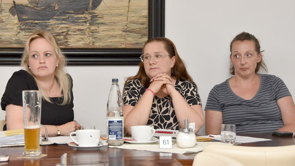 Betretene Mienen beim noch amtierenden Vorstandstrio Lena-Carina Stavrakoudis (von links), Schriftführerin Claudia Feldmann und 2. Vorsitzende Vera Höfkes. Foto: Thomas Dirks