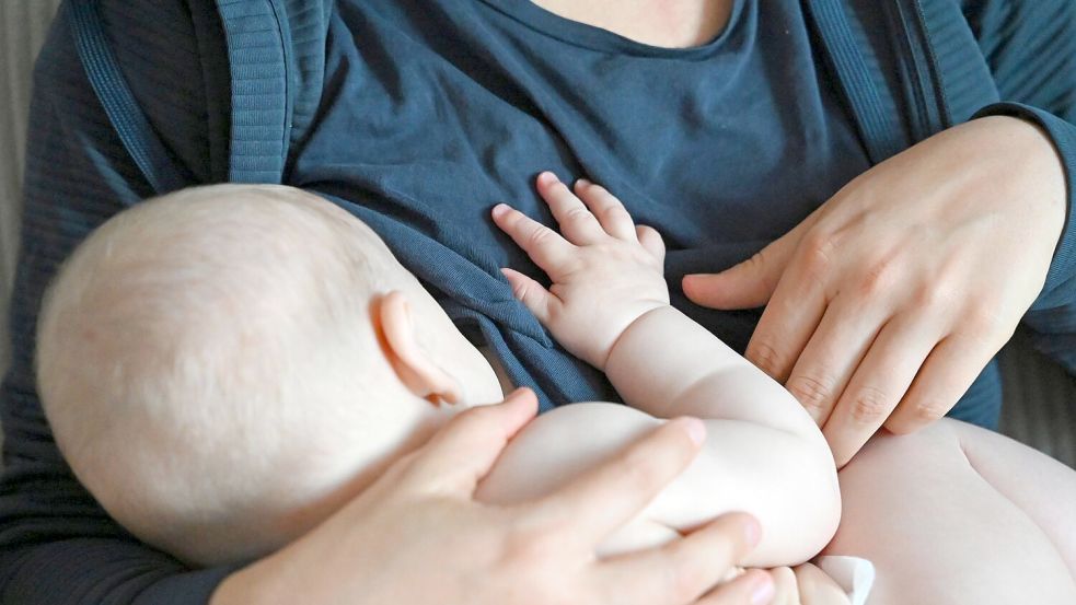 Ein Baby zu bekommen bleibt auch in krisenreichen Zeiten ein häufiger Wunsch. (Symbolbild) Foto: Elisa Schu/dpa