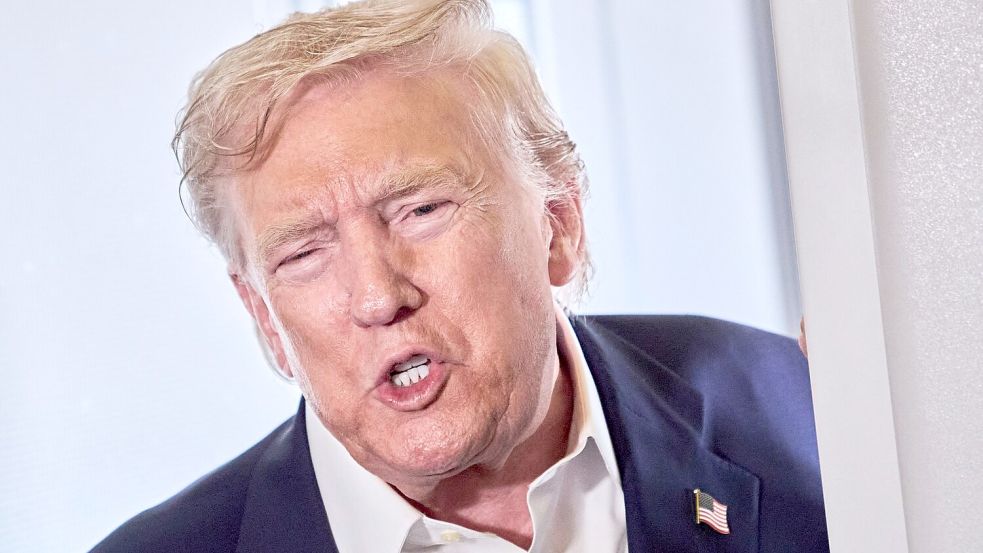 Donald Trump reagierte froh auf die Nachricht von Colberts Absetzung. (Archivbild) Foto: Jacquelyn Martin/AP/dpa