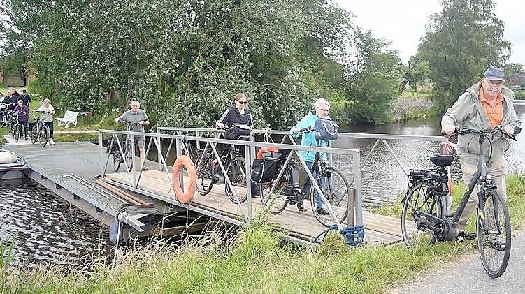 Für die Radfahr-Veranstaltung „Van Dörp to Dörp“ wird alle zwei Jahre durch eine Pontonbrücke eine eintägige Verbindung zwischen Simonswolde und Tergast geschaffen. Im nächsten Jahr könnte durch eine Kurbelfähre ein dauerhafter Lückenschluss nutzbar sein. Foto: Gerd-Arnold Ubben