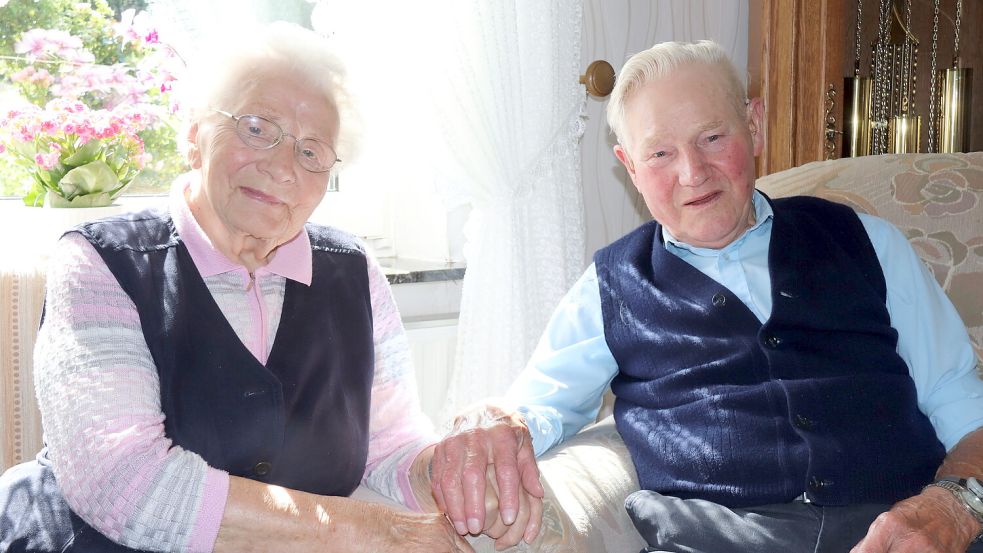 Dieses Foto von Engel und Gerd Uffen entstand vor fünf Jahren, zur Gnadenhochzeit. Nun sind es Kronjuwelen. Foto: Karin Böhmer