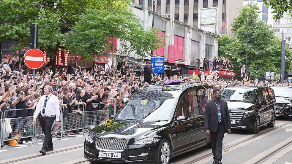 Tausende Menschen haben Abschied von Ozzy Osbourne genommen. Foto: Jacob King/PA Wire/dpa