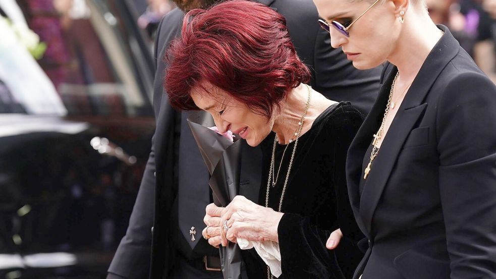 Sharon Osbourne (m.) legte Blumen an den Gedenkort. Foto: Jacob King/PA Wire/dpa