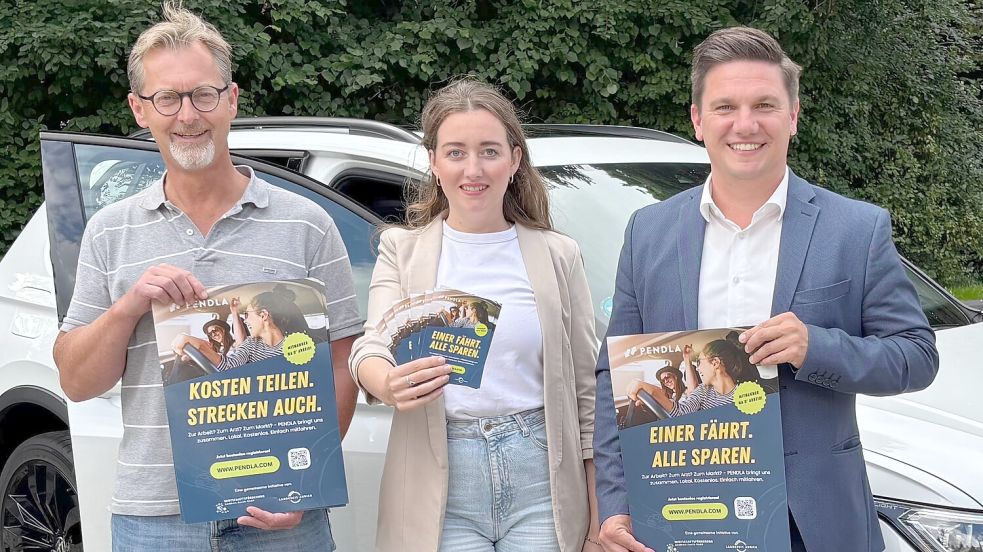 Sie werben für die neue Mitfahrzentrale: Ingo de Vries, Klimaschutzmanager Landkreis Aurich (von links), Sonja Wolke (Kommunikation und Öffentlichkeitsarbeit WLA) und Jelto Müller (Geschäftsführer WLA). Foto: Landkreis Aurich