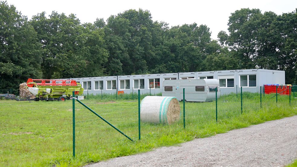 Die Containeranlage wurde in den vergangenen Wochen aufgebaut. Sie befindet sich etwas abgelegen nahe der Dornumer Straße. Foto: Romuald Banik