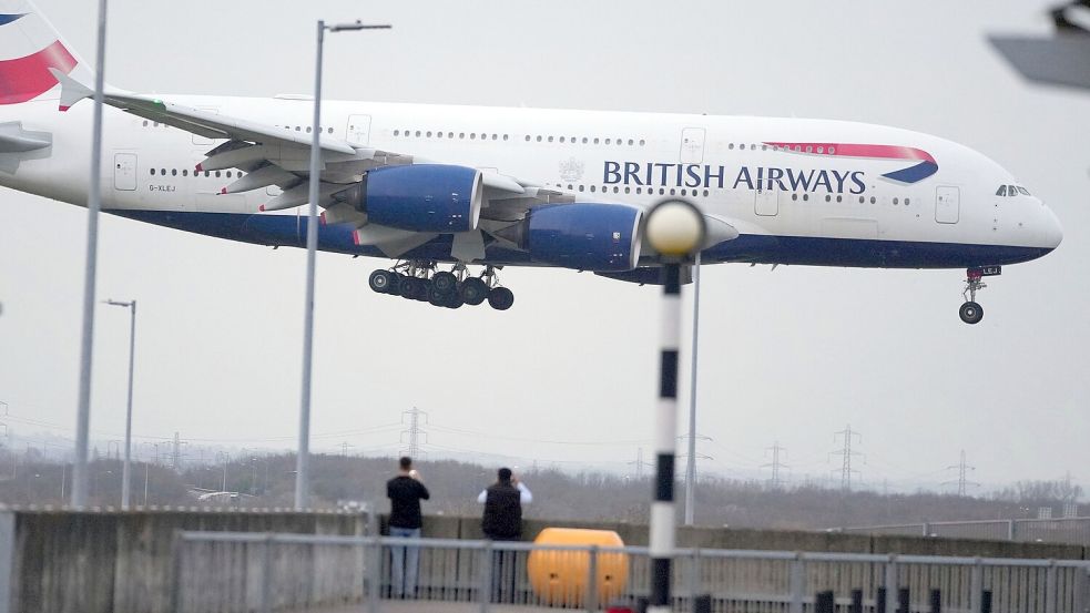 Der Flugverkehr über London wurde massiv beeinträchtigt. (Symbolbild) Foto: Kin Cheung/AP/dpa