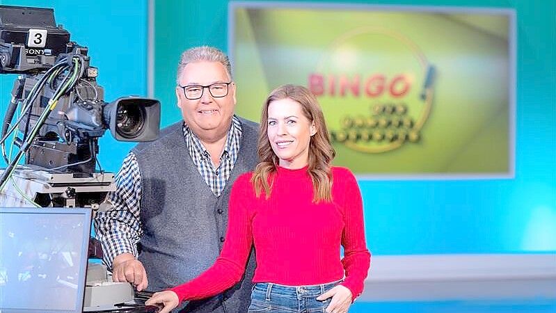 Michael Thürnau und Jule Gölsdorf moderieren die Sendung der Bingo-Umweltlotterie im NDR. Foto: Andrea Seifert, Hannover