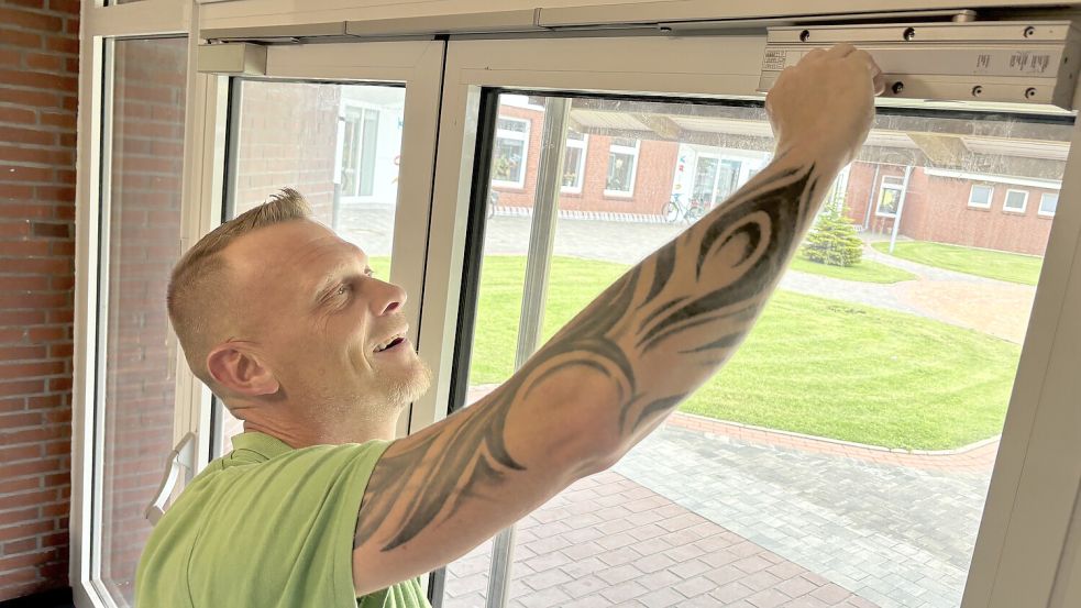 Mitarbeiter der Firma Lohse aus Westoverledingen erneuerten die Türen im Schulgebäude. Foto: Aiko Recke