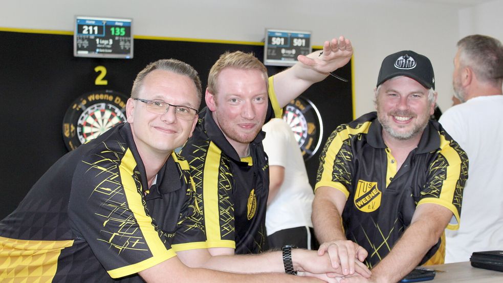 Daniel Graalfs (von links), Sönke Groß und Henning Saathoff sowie viele Mitstreiter aus der Dartsparte des TuS Weene haben in den vergangenen Monaten die neue Spielstätte der schwarz-gelben Pfeilewerfer hergerichtet. Ein schmuckes Zuhause auf rund 200 Quadratmeter. Fotos: Wolf-Rüdiger Saathoff
