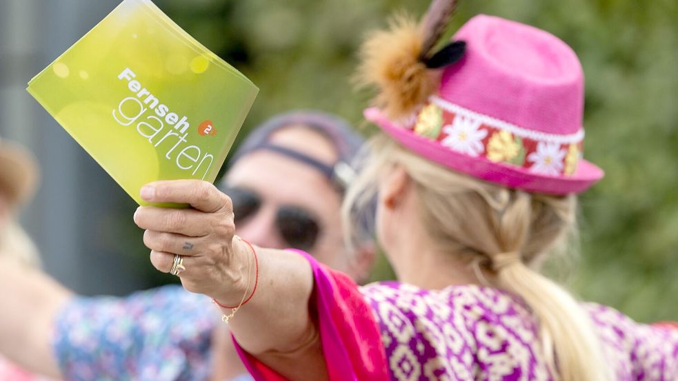 Kult für viele sonntags im Sommer: Andrea Kiewel (genannt „Kiwi“) und der aus Mainz gesendete „ZDF-Fernsehgarten“. (Archivbild) Foto: Hannes P Albert/dpa
