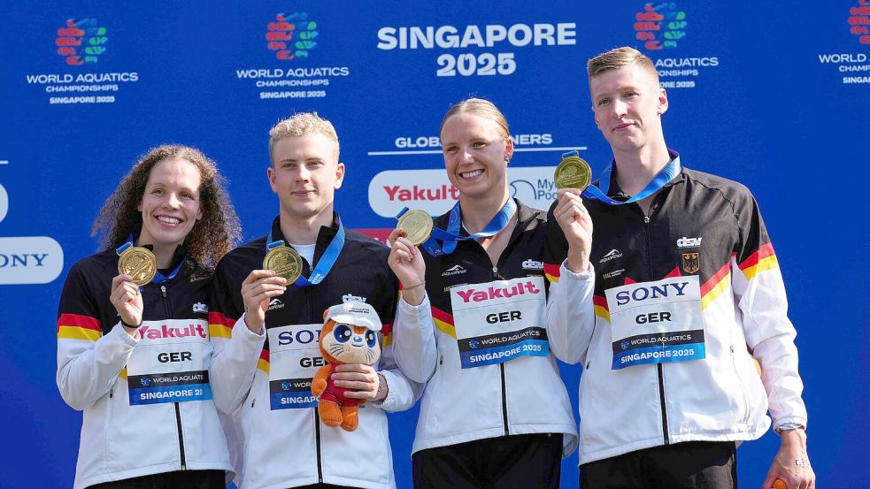 Isabel Gose (2.v.r.) hat in Singapur schon Gold im Freiwasser gewonnen. Foto: Vincent Thian/AP/dpa