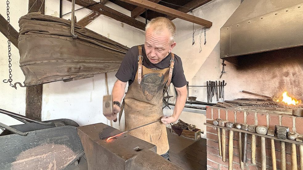 Marcus MacGowan in der Schmiede des Wiesmoorer Torf- und Siedlungsmuseums. Foto: Nicole Böning