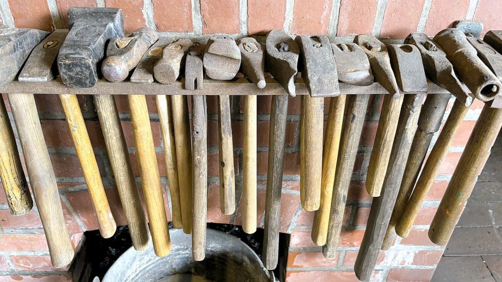 Mit einem Schmiedehammer zieht ein Schmied das Eisen in die gewünschte Form. Gerade Schläge von oben, wie beim Nageln, sind eher selten. Foto: Nicole Böning