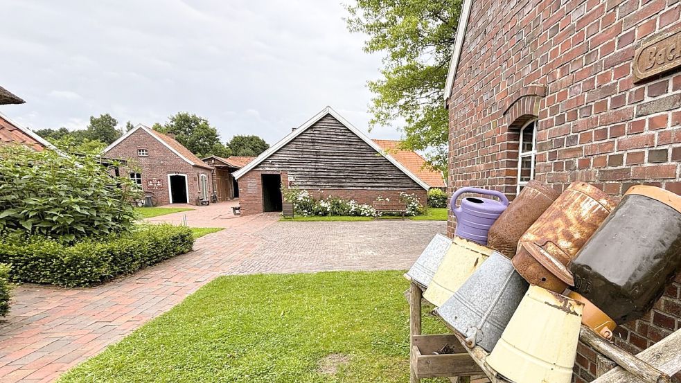 Rechts am Backhaus vorbei geht es im Wiesmoorer Torf- und Siedlungsmuseum zur historischen Schmiede (hinten links). Foto: Nicole Böning