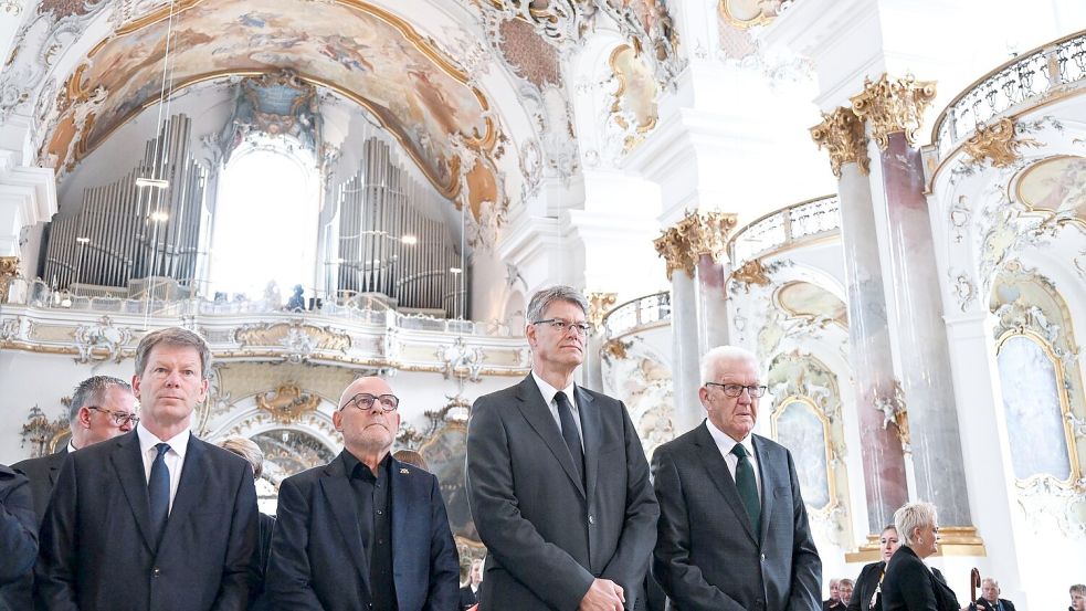 „Unsere Herzen sind voller Trauer“, sagte Schnieder in der voll besetzten Kirche Münster Unserer Lieben Frau. Foto: Bernd Weißbrod/dpa