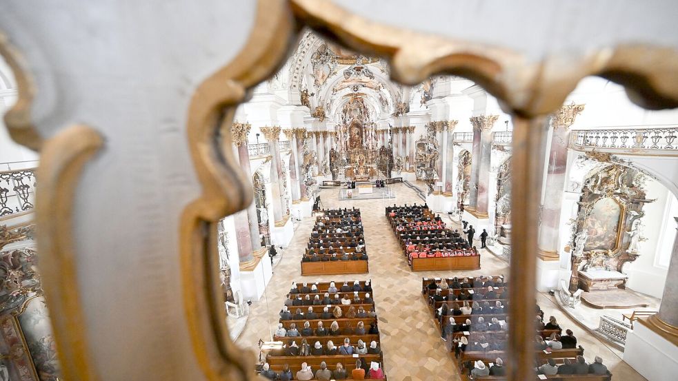 Fünf Tage nach dem Zugunglück in Riedlingen mit drei Toten versammelten sich Angehörige, Rettungskräfte und Vertreter aus der Politik zu einem Trauergottesdienst. Foto: Bernd Weißbrod/dpa
