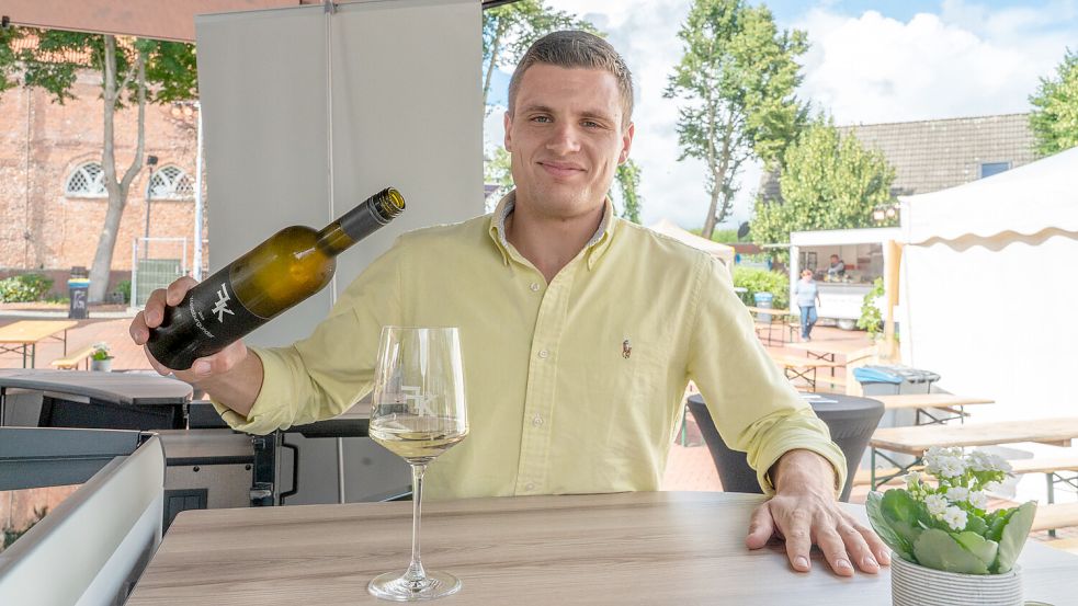 Erstmals beim Weinfest in Marienhafe dabei ist Felix Kahren. Der 22-Jährige hat ein eigenes Weingut in Piesport (Mittelmosel) und ist der jüngste Winzer in Deutschland. Foto: Folkert Bents