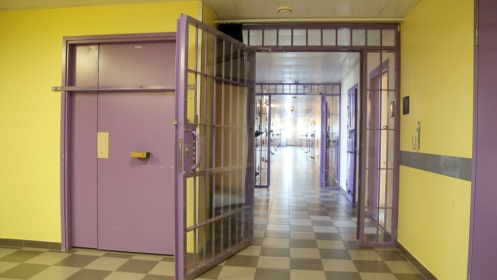 Mit seinen bunten Farben wirkt die Haftanstalt wie eine Art Hostel mit Schloss. Foto: Alexander Welscher/dpa