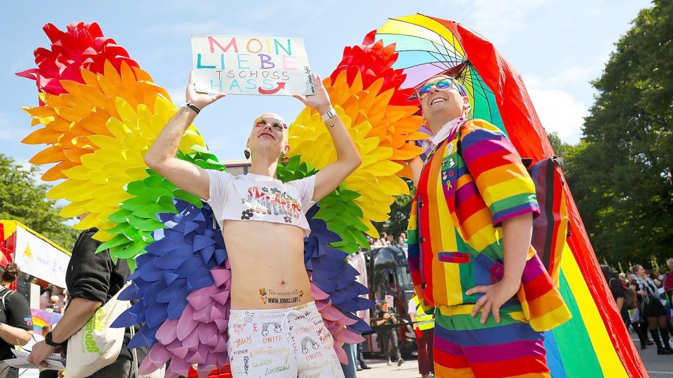 Bunt, laut und politisch: Die Pride Parade in Hamburg findet zum 45. Mal statt. Foto: Christian Charisius/dpa