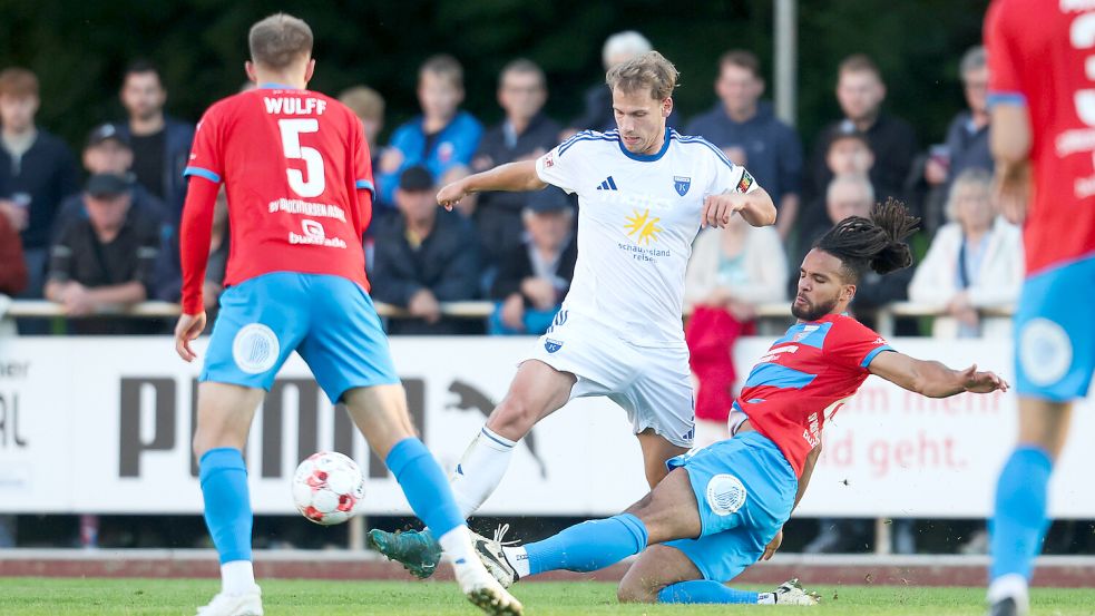 Ein intensives Spiel erlebten Emdens Torschütze David Schiller und Mitstreiter..Foto: Jens Doden (Emden)