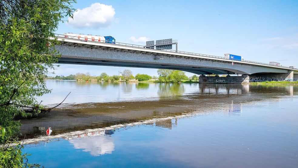 ARCHIV - 22.04.2024, Bremen: Die Weserbrücke im Verlauf der A1 zwischen den Anschlussstellen Hemelingen und Arsten nahe Bremen. Die Brücke ist sanierungsbedürftig. (zu dpa: «Reparatur an Bremer Weserbrücke auf A1 erforderlich») Foto: Sina Schuldt/dpa +++ dpa-Bildfunk +++ Foto: Sina Schuldt