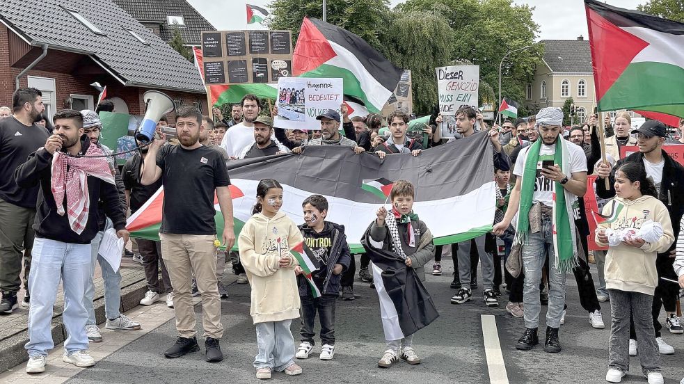 Zwischendurch blieben die Demonstranten auf der Straße stehen und riefen „Free Free Palestine“. Foto: Lasse Paulsen