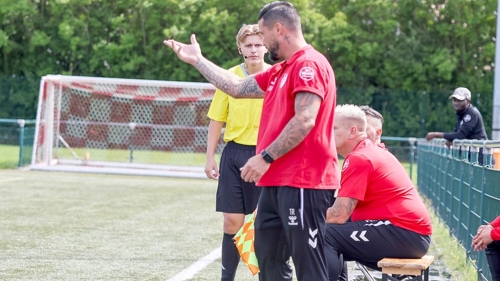 SpVg-Trainer Daniel Franziskus war nicht einverstanden mit der Leistung der Schiedsrichter. Foto: Helmut Vortanz