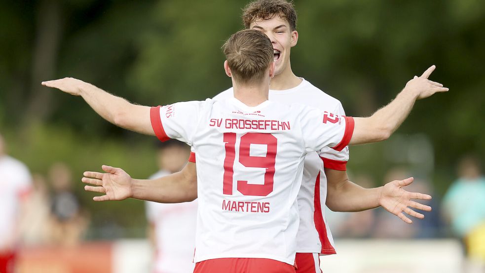 Klaas Bikker (im Hintergrund) legte in Larrelt drei Tore vor und schoss eines selbst. Foto: Jens Doden (Emden)