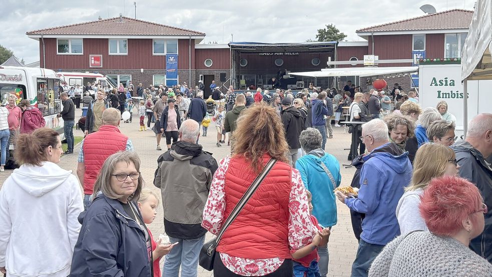 Viele Menschen tummelten sich auf dem Gelände. Immer wieder schaffte die Sonne es, zwischen den Wolken hindurchzuscheinen. Foto: Lasse Paulsen
