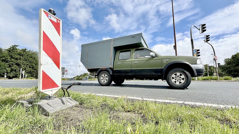 Verkehrsbaken markieren schon jetzt an der VW-Kreuzung die Punkte, an denen die Stromkabel für die Blitzer-Anlagen aus dem Boden kommen. Foto: Klaus Ortgies
