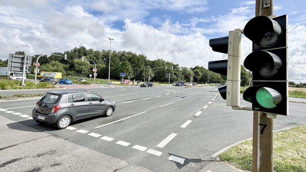 Aktuell ist nicht viel los an der VW-Kreuzung, weil beim Autobauer Werksferien sind. Beim Schichtwechsel fahren hier aber pro Grünphase rund 100 Autos durch. Foto: Klaus Ortgies