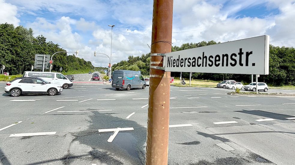 Von der Autobahnausfahrt Emden-West geht es geradeaus auf die Niedersachsenstraße. Einige Autofahrer bremsen dabei nicht groß ab. Foto: Klaus Ortgies