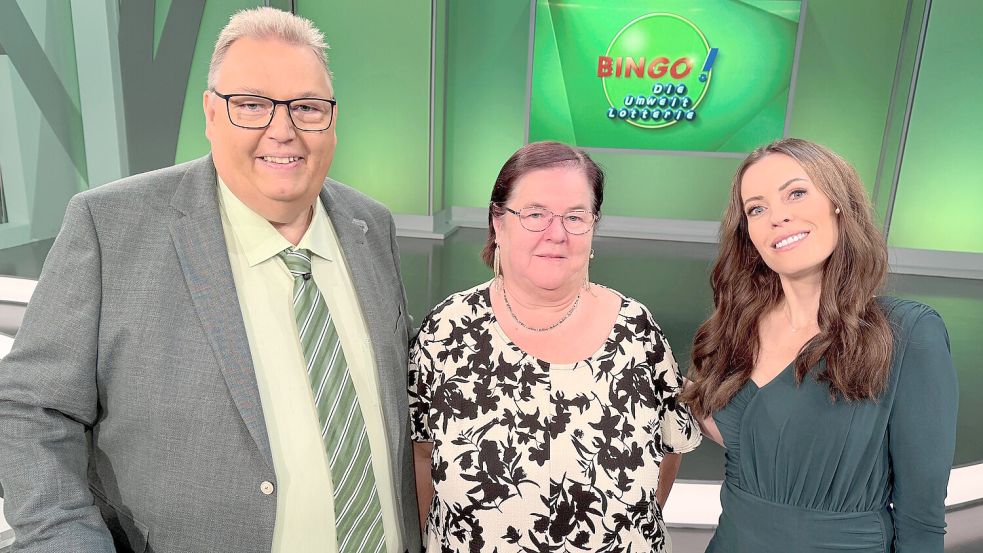Die Riepsterin Dagmar Markus (Mitte) war am Sonntag zum zweiten Mal zu Gast in der Bingo-Sendung des NDR. Moderiert wird diese von Michael Thürnau (links) und Jule Gölsdorf (rechts). Foto: Carina Niemeyer/Büro Michael Thürnau