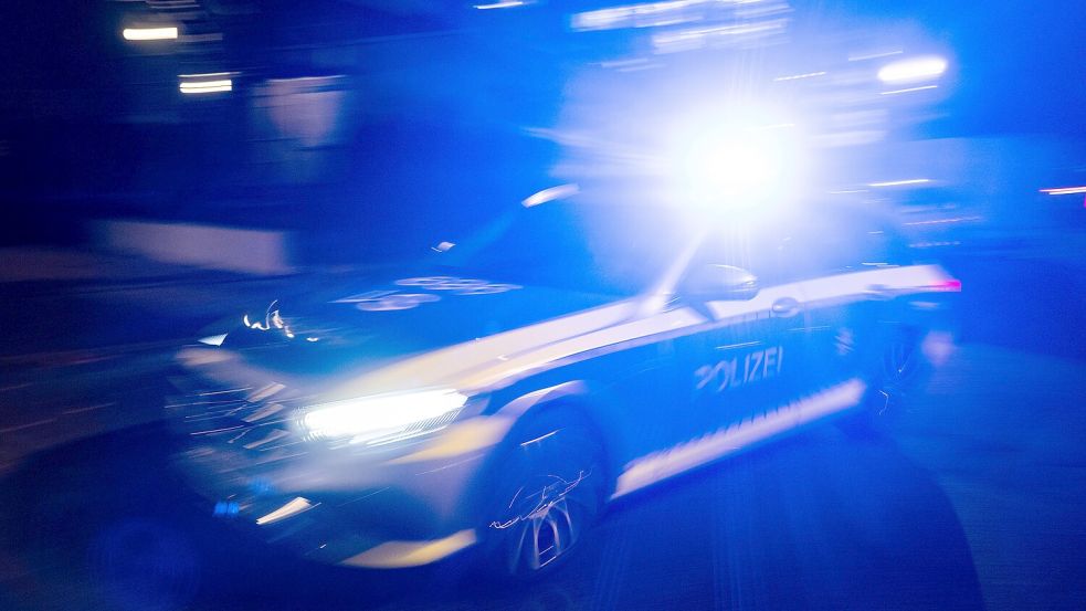 Nachdem ein Betrunkener sich einer Kontrolle auf der A27 entzogen hat, ist er mit seinem Auto quer durch Bremen vor der Polizei geflüchtet. Seine Fahrt endete nach mehreren Unfällen an einem Containersack. Foto: Marijan Murat / dpa