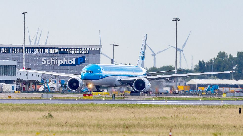 Der Flugbetrieb des Flughafens Amsterdam Schiphol wird momentan immer wieder durch den Solarpark gestört. Foto: IMAGO/Ardan Fuessmann
