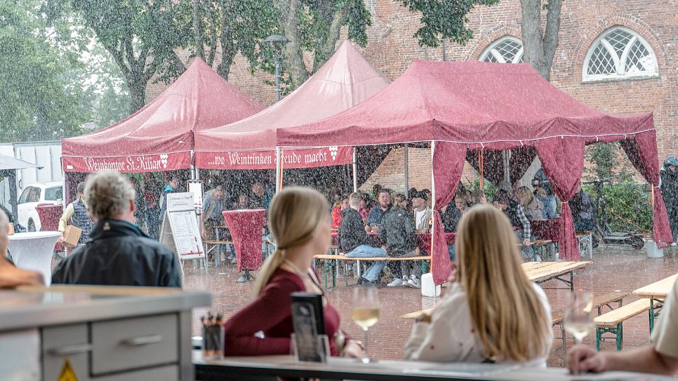 Pagodenzelte und Pavillons schützten die Weinfestbesucher vor den Regenschauern. Foto: Folkert Bents