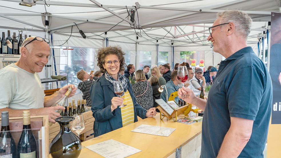 Zum Wohl: Trotz des Wetters war die Stimmung unter den Besuchern des Marienhafer Weinfestes gut. Foto: Folkert Bents