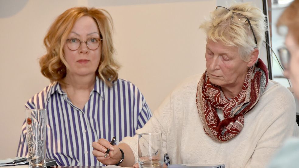Leiterin der Grundschule Leezdorf ist Kirstin Rehfeldt (hier bei einem Treffen des Fördervereins rechts neben Gemeindebürgermeisterin Gisela Riesebeck). Foto: Thomas Dirks