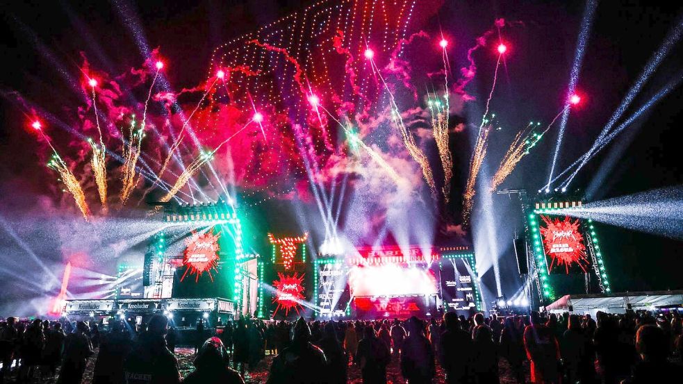 Metalheads beobachten eine Drohnenshow zum Ende des Wacken Open Air Festival. Kurz darauf wurde einige Bands für das WOA 2026 angekündigt. Foto: Frank Molter/dpa
