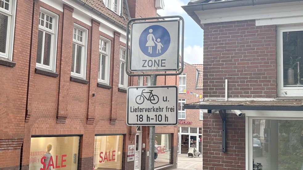 Fahrräder dürfen nur von 18 Uhr bis 10 Uhr in der Fußgängerzone fahren, wie dieses Schild in der Kirchstraße zeigt. Foto: Eva van Loh