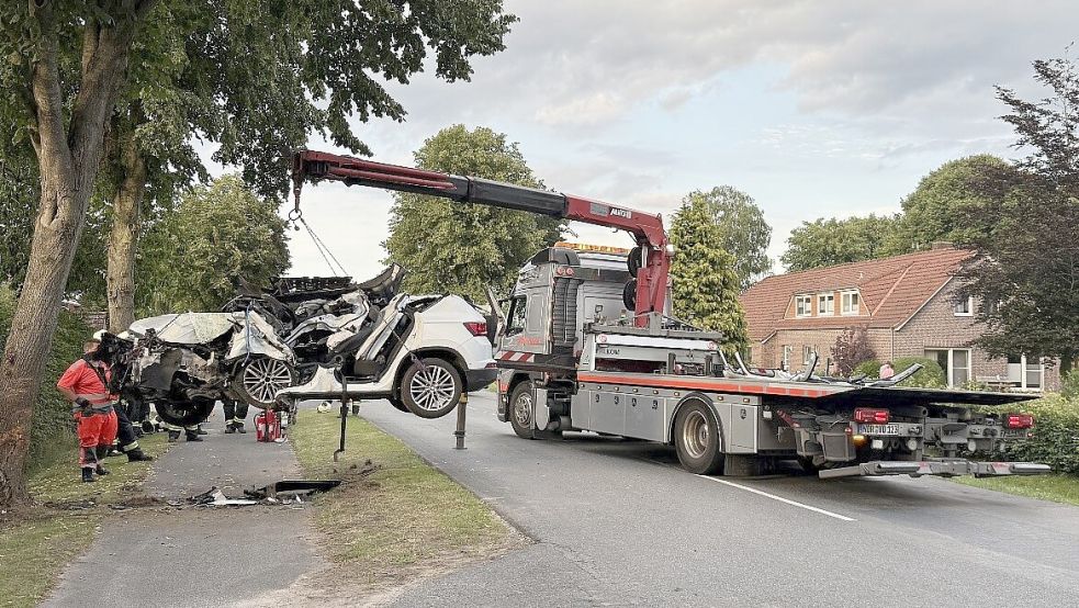 Das zerstörte Auto der 41-Jährigen wurde von einem Abschlepper entfernt. Archivfoto: Sönke Geiken/Freiwillige Feuerwehr Aurich