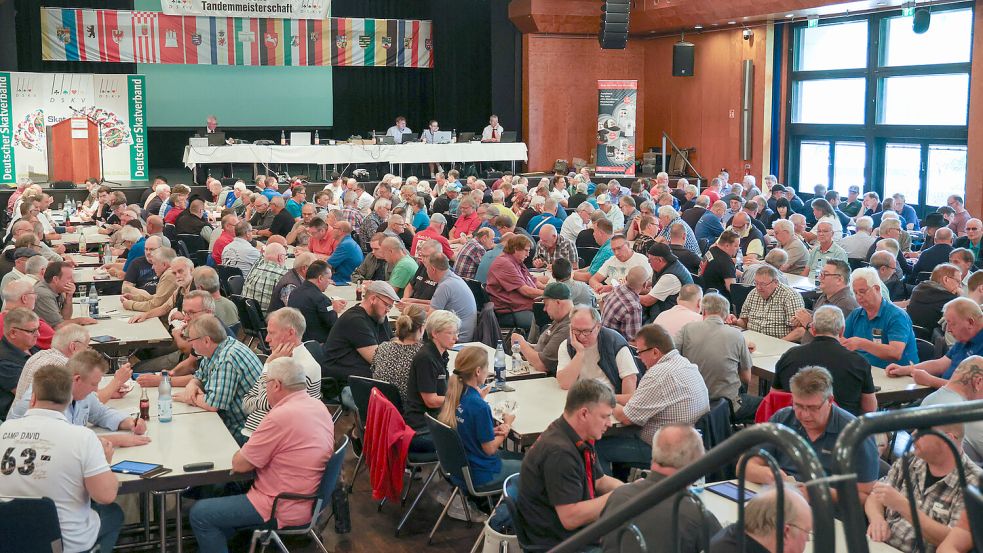 Die Auricher Stadthalle war bei den Skat-Meisterschaften mit 120 Tischen an der Kapazitätsgrenze. Fotos: Helmut Vortanz