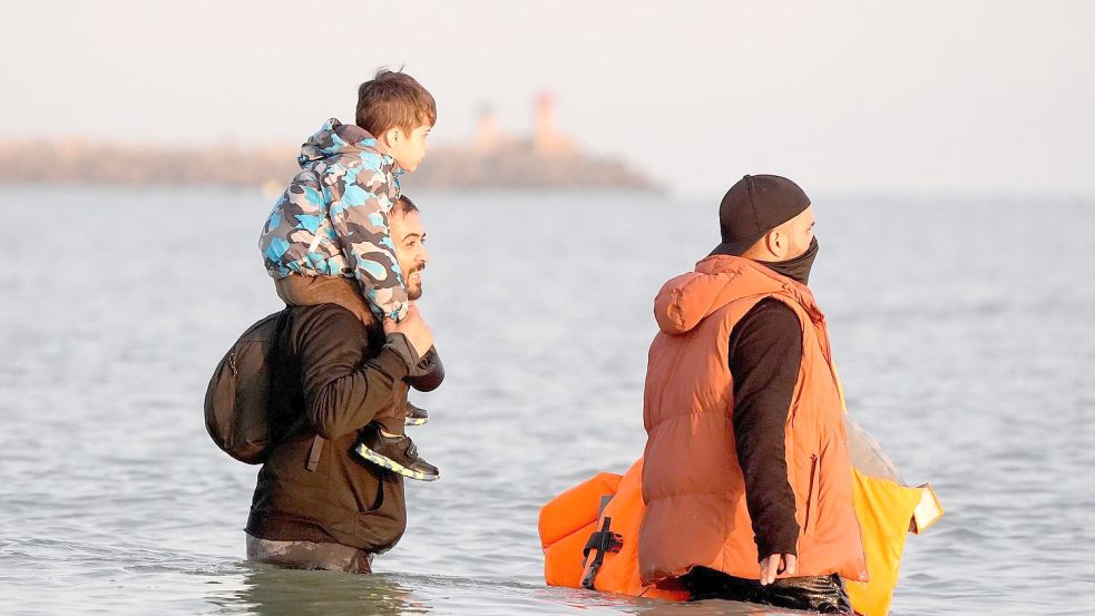 Frankreich und Großbritannien wollen die irreguläre Migration über den Ärmelkanal bekämpfen, aber im Gegenzug Migranten eine reguläre Einreise nach Großbritannien ermöglichen. (Archivbild) Foto: Gareth Fuller/PA Wire/dpa
