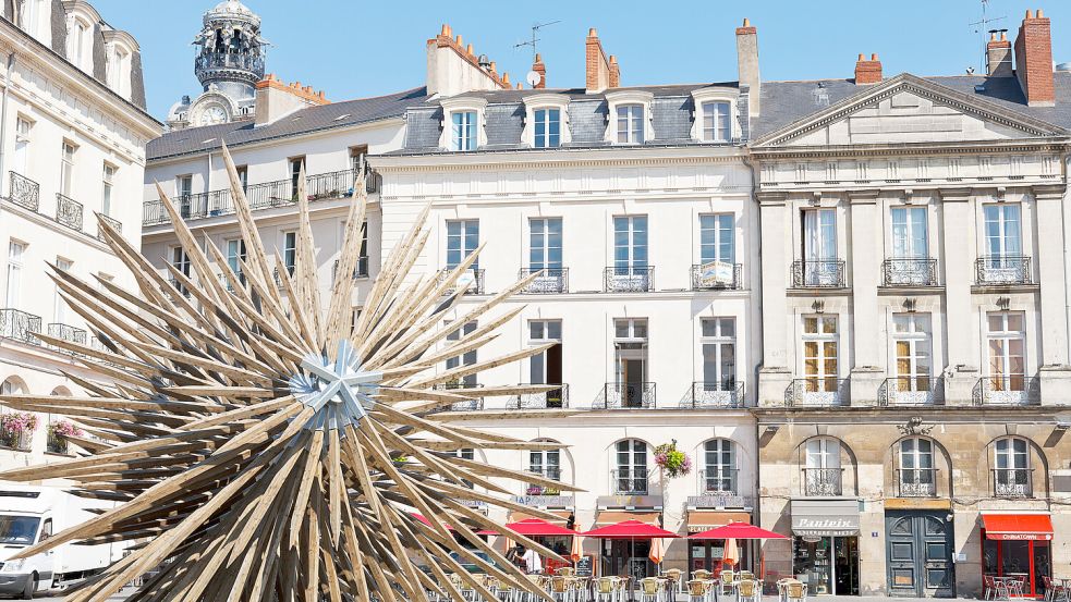 Auch am „Place du Bouffay“, ein Platz im ältesten Viertel von Nantes, spielt Kunst eine prominente Rolle. Foto: IMAGO/Depositphotos