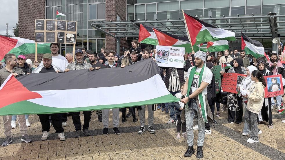 Die Menschen bei der Demo zeigten Flagge. Sie forderten ein Ende der Waffenlieferungen an Israel. Foto: Lasse Paulsen